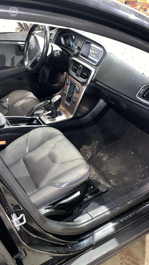 Volvo V40 Cross Country dalimis