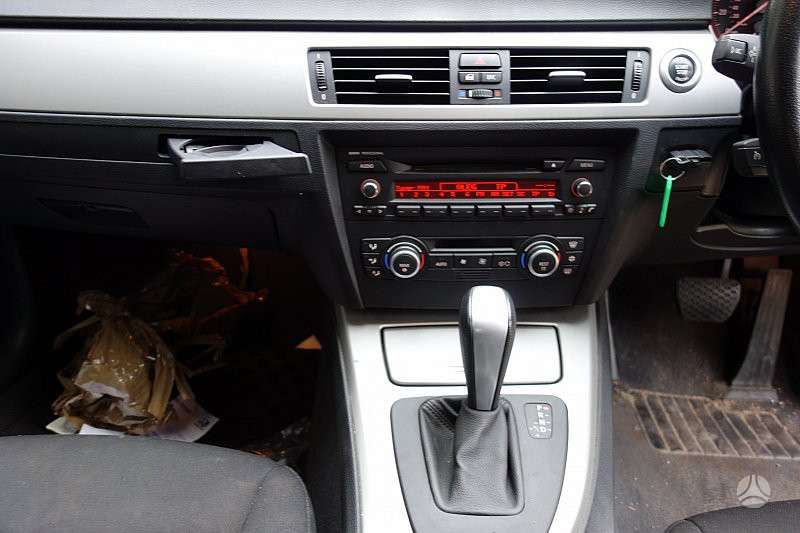 BMW 330 dalimis. Bmw e90 330d 2008m spalva sparkling graphite metal
