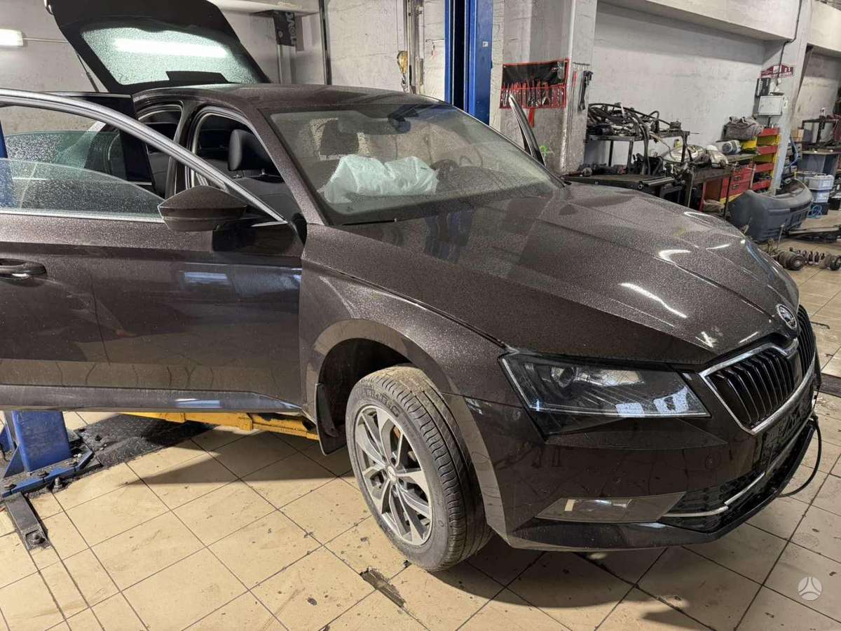 Skoda Superb dalimis