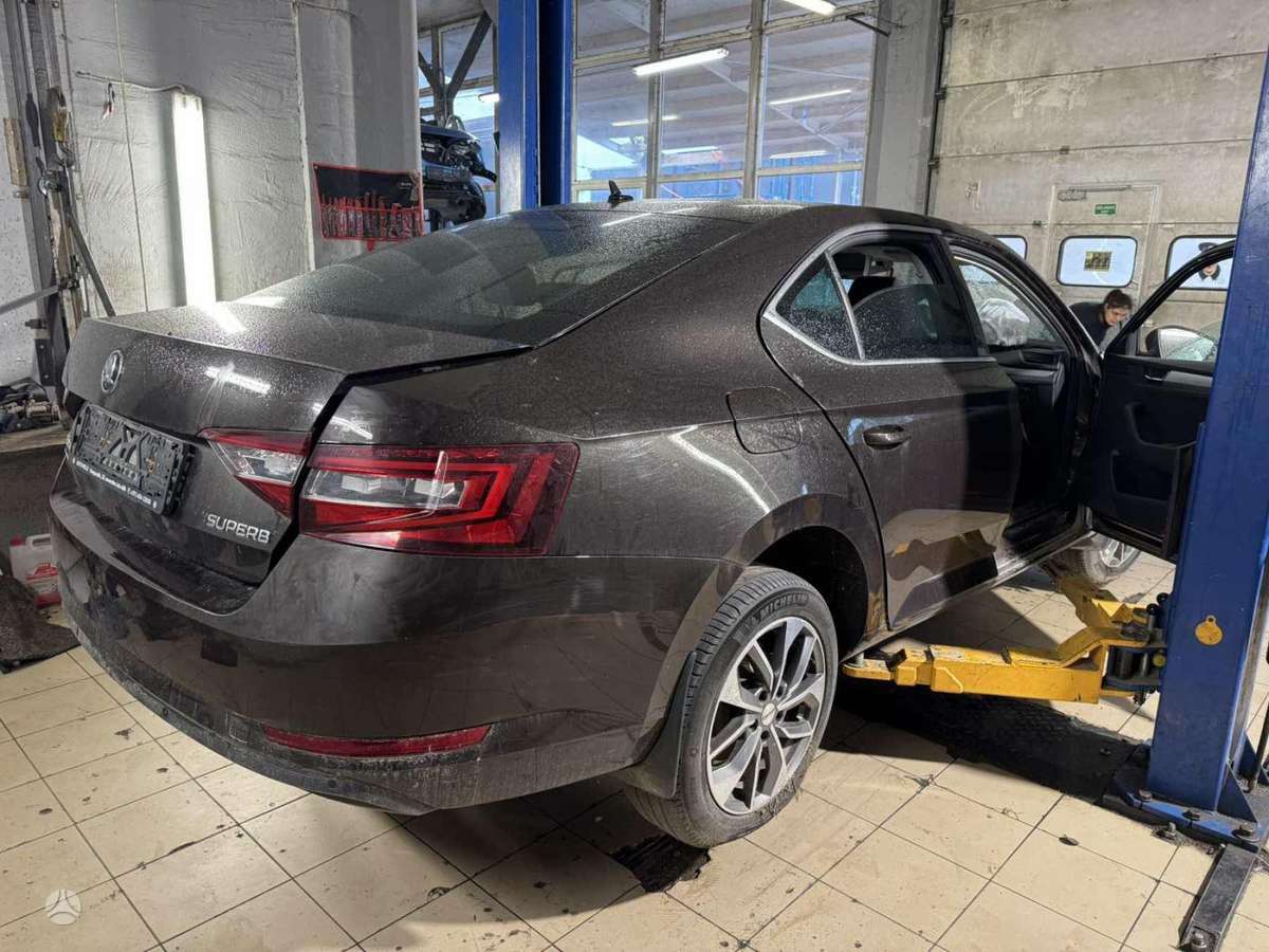 Skoda Superb dalimis