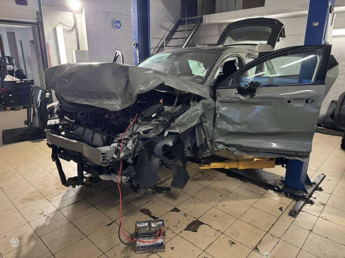 Volvo C40 dalimis