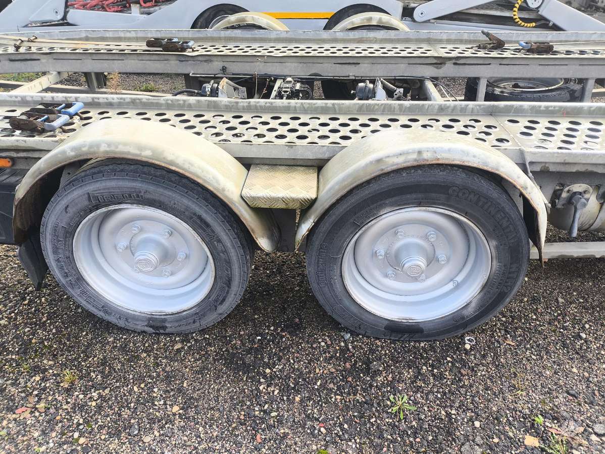 Techau, auto transporter