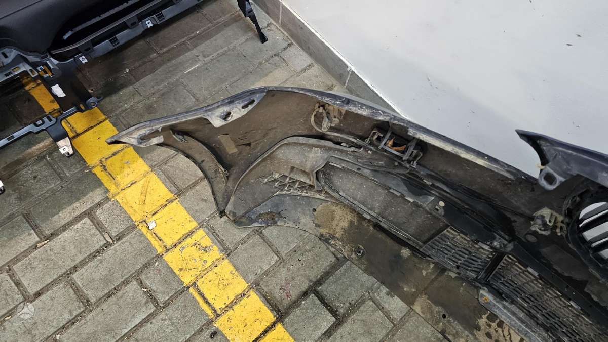 BMW 7 serija dalimis