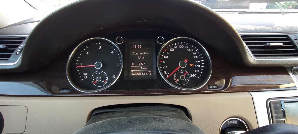Volkswagen Passat - 4