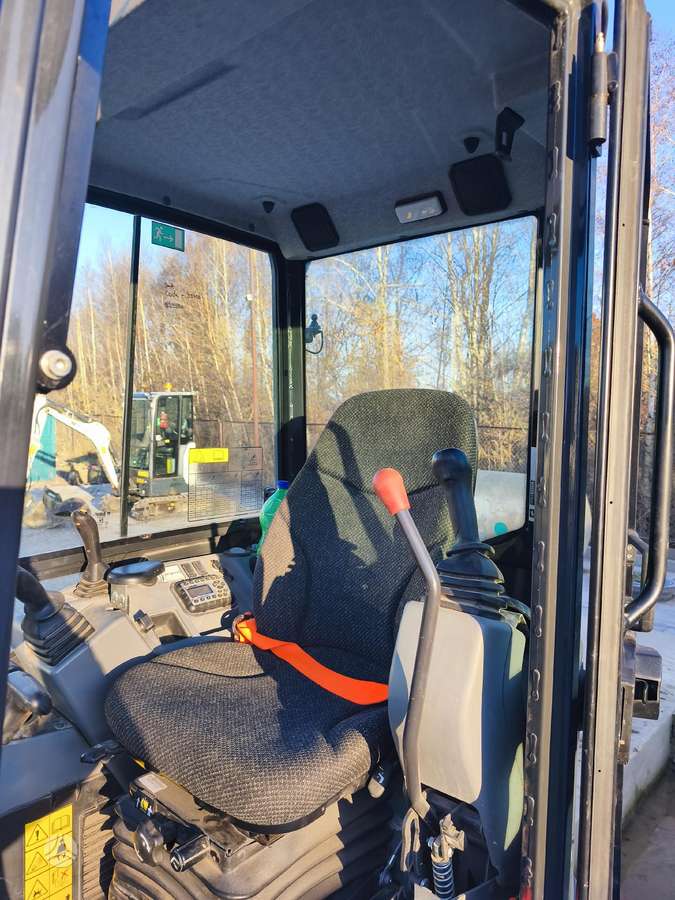 Bobcat E27, mini excavator