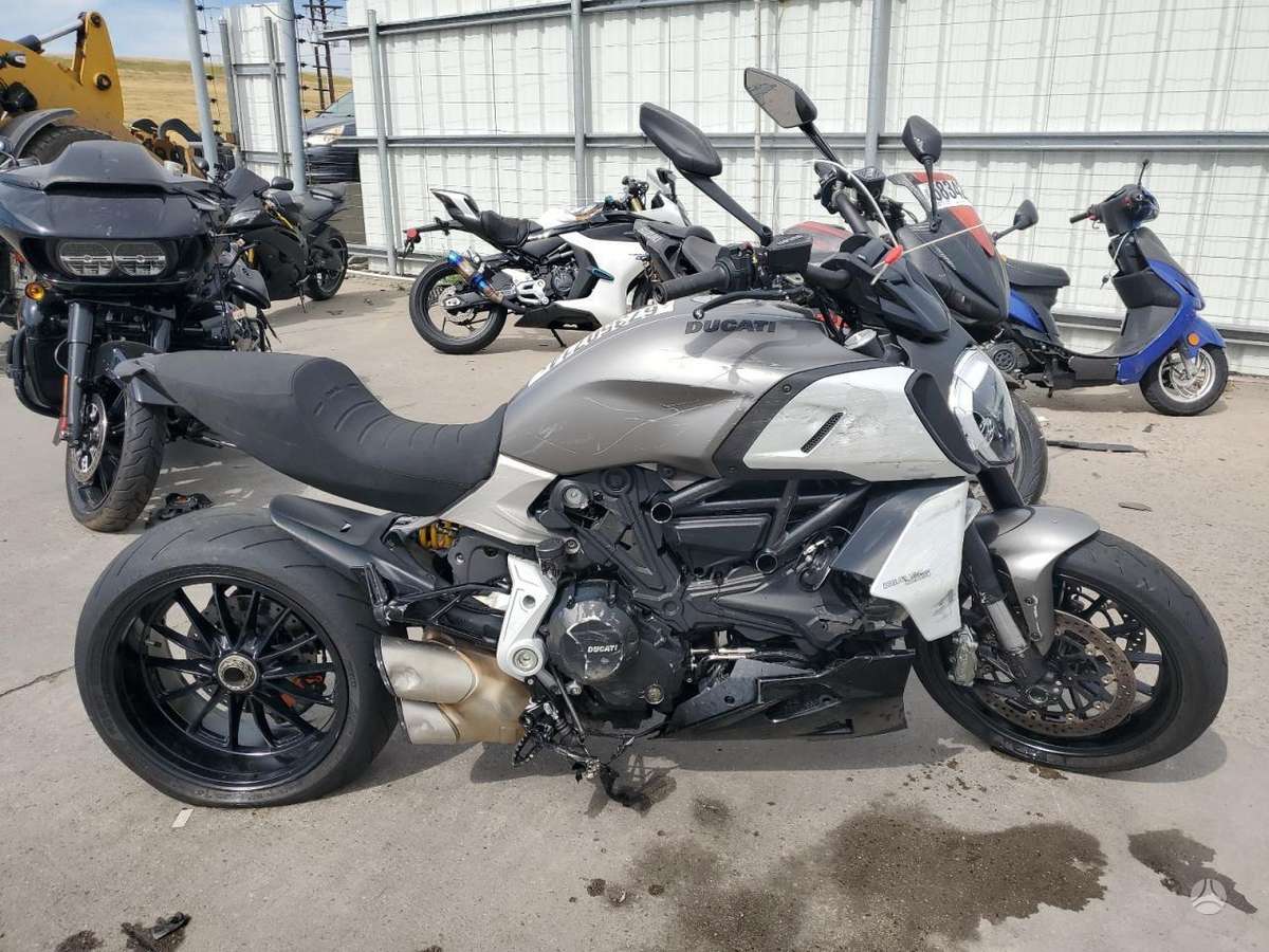 Ducati Diavel, street / classic