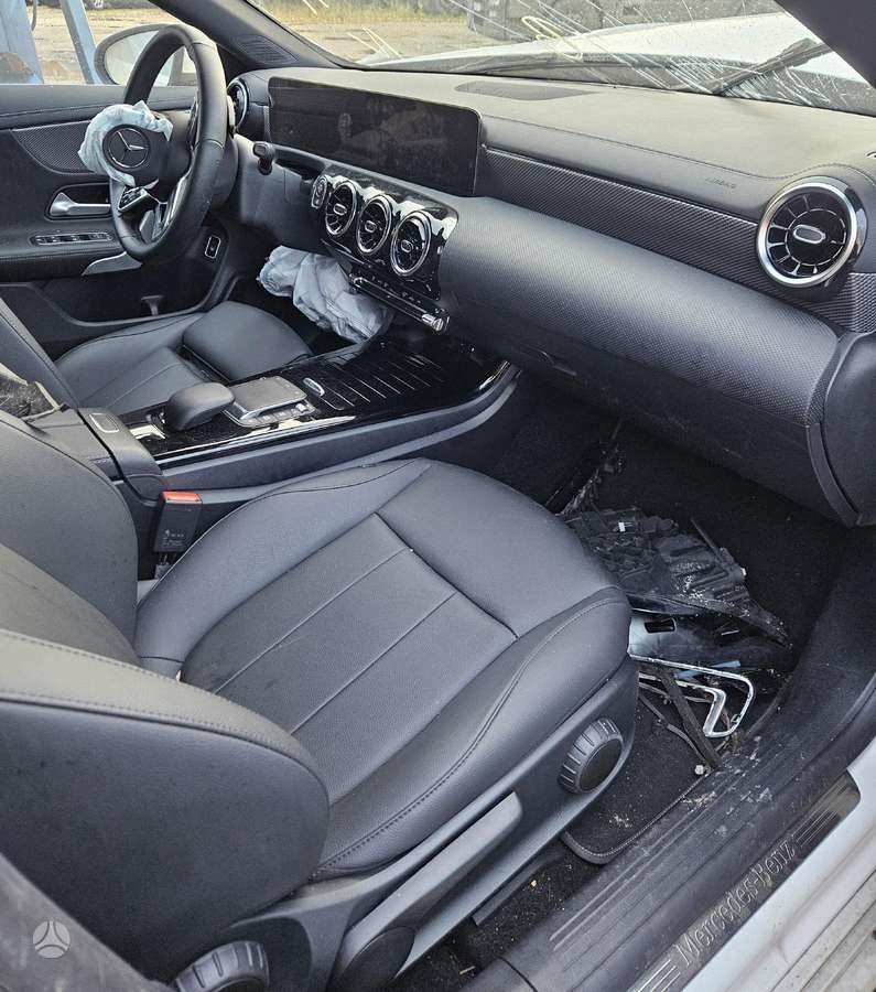 Mercedes-Benz CLA klasė Dalimis