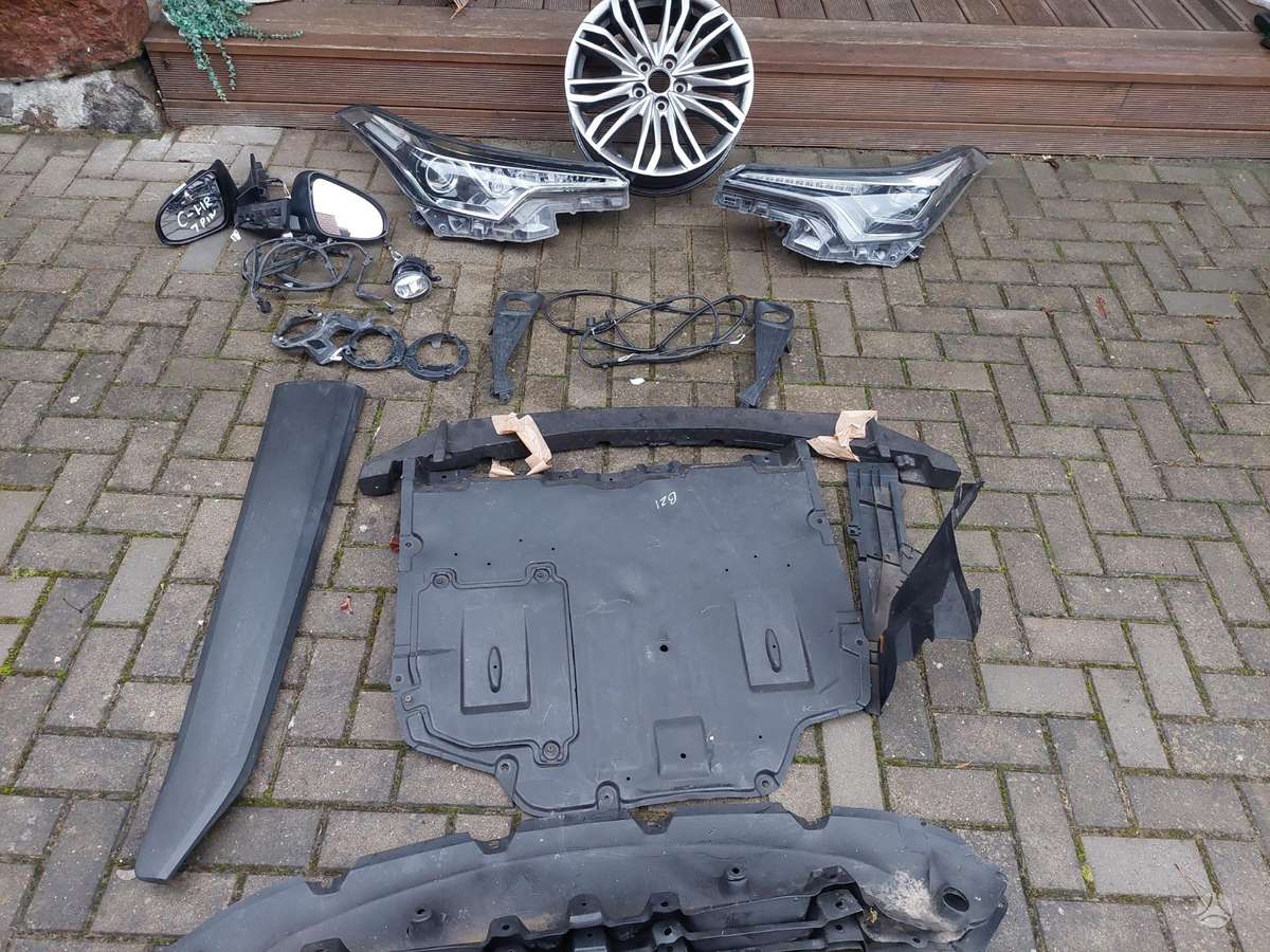 Toyota C-HR mirrors, lights