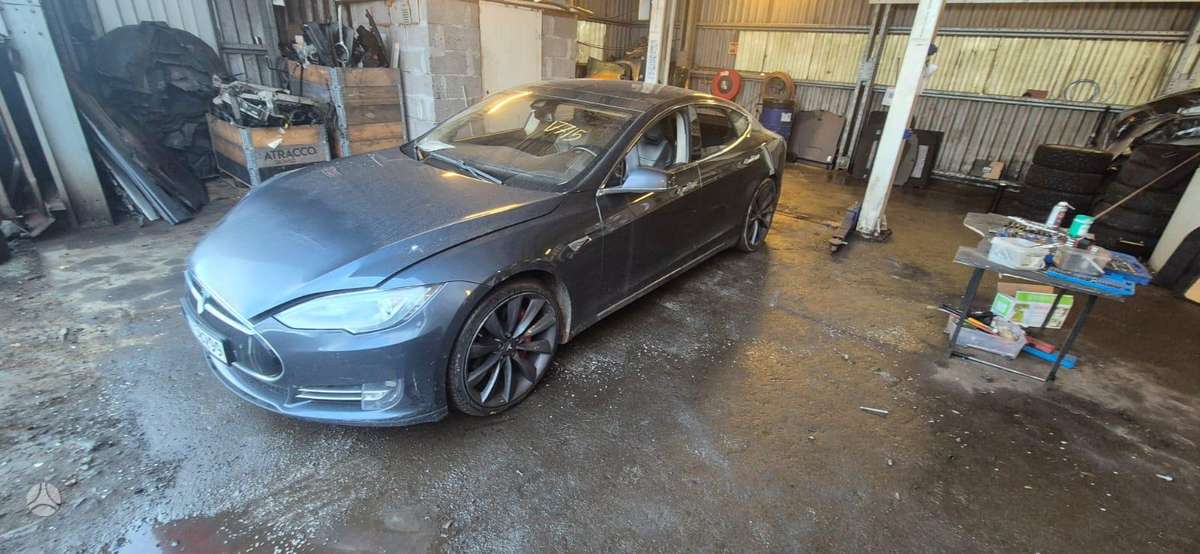 Tesla Model S dalimis
