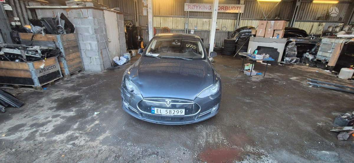 Tesla Model S rezerves daļās