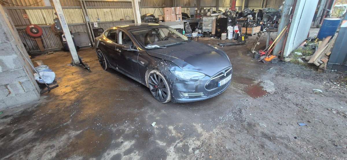 Tesla Model S dalimis
