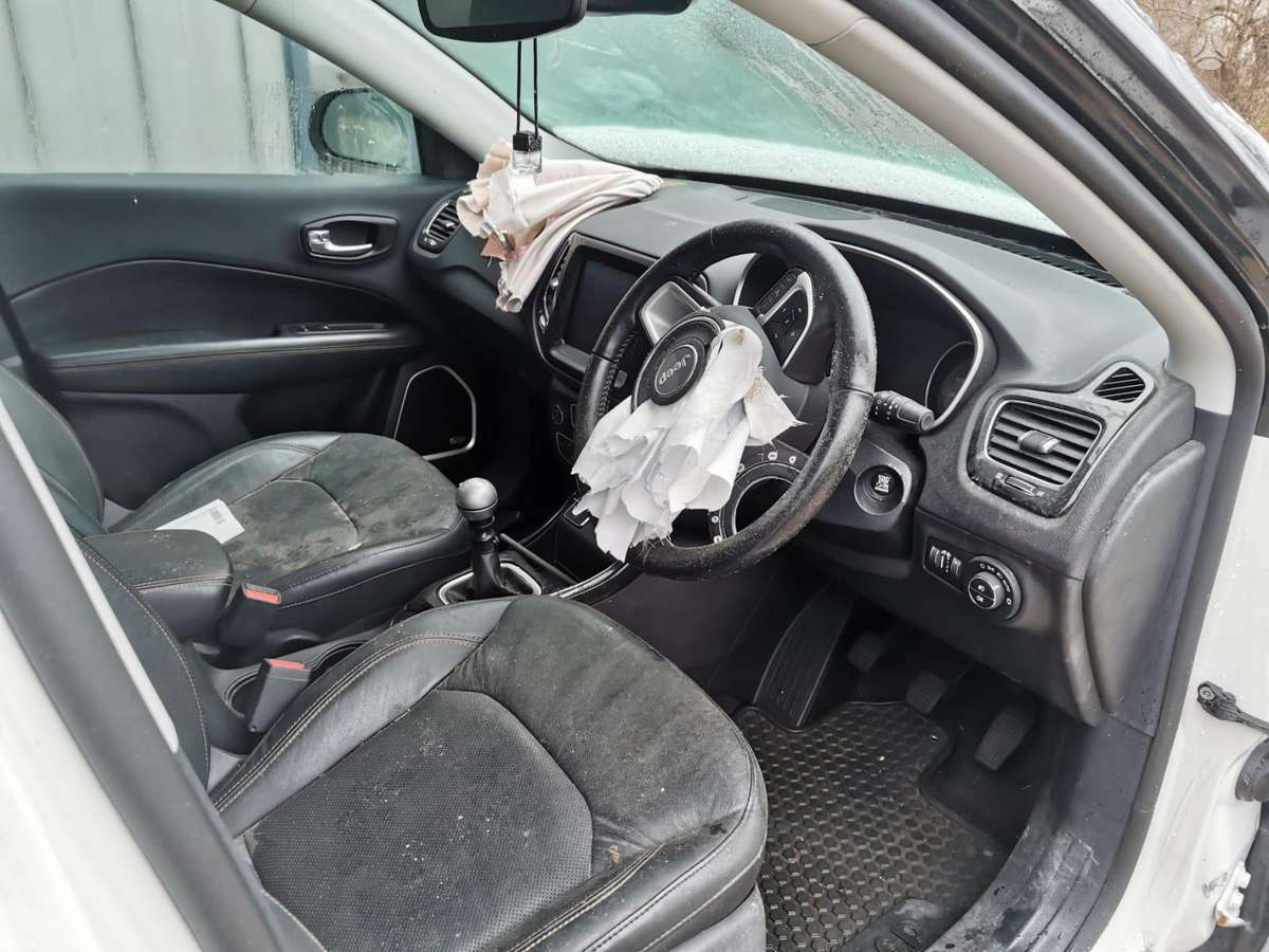 Jeep Compass dalimis