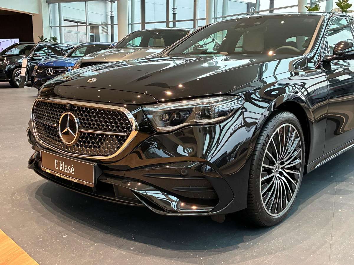 Mercedes-Benz E300, 2.0 l., saloon / sedan