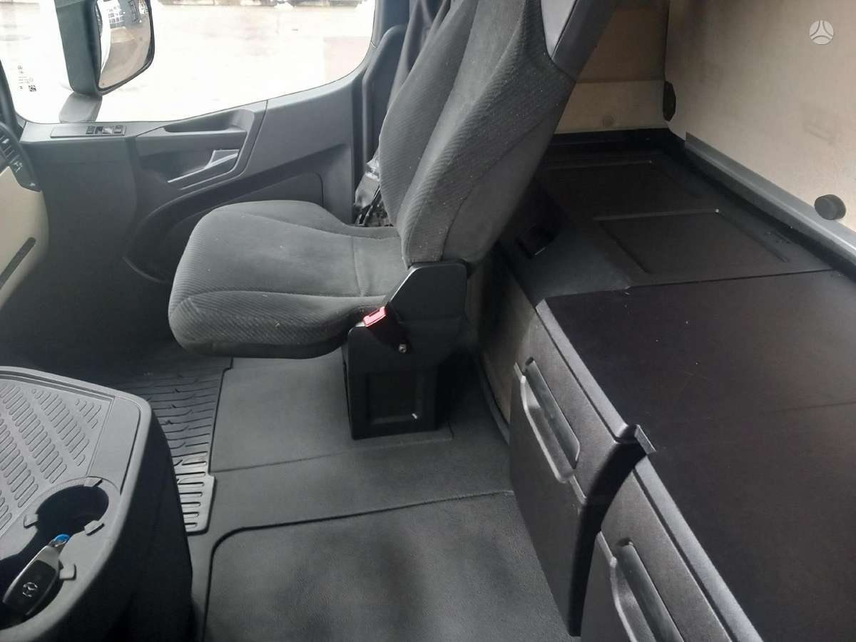 Mercedes-Benz Actros 1845 LS Big Space, double sleeper