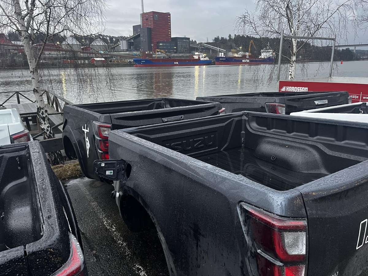 Isuzu D-Max, Krovinis skyrius, hood (front, rear)