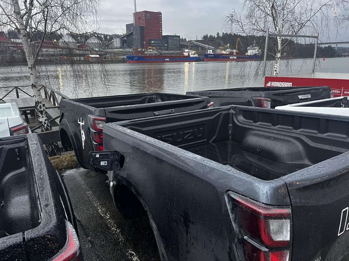 Isuzu D-Max, Krovinis skyrius, hood (front, rear)