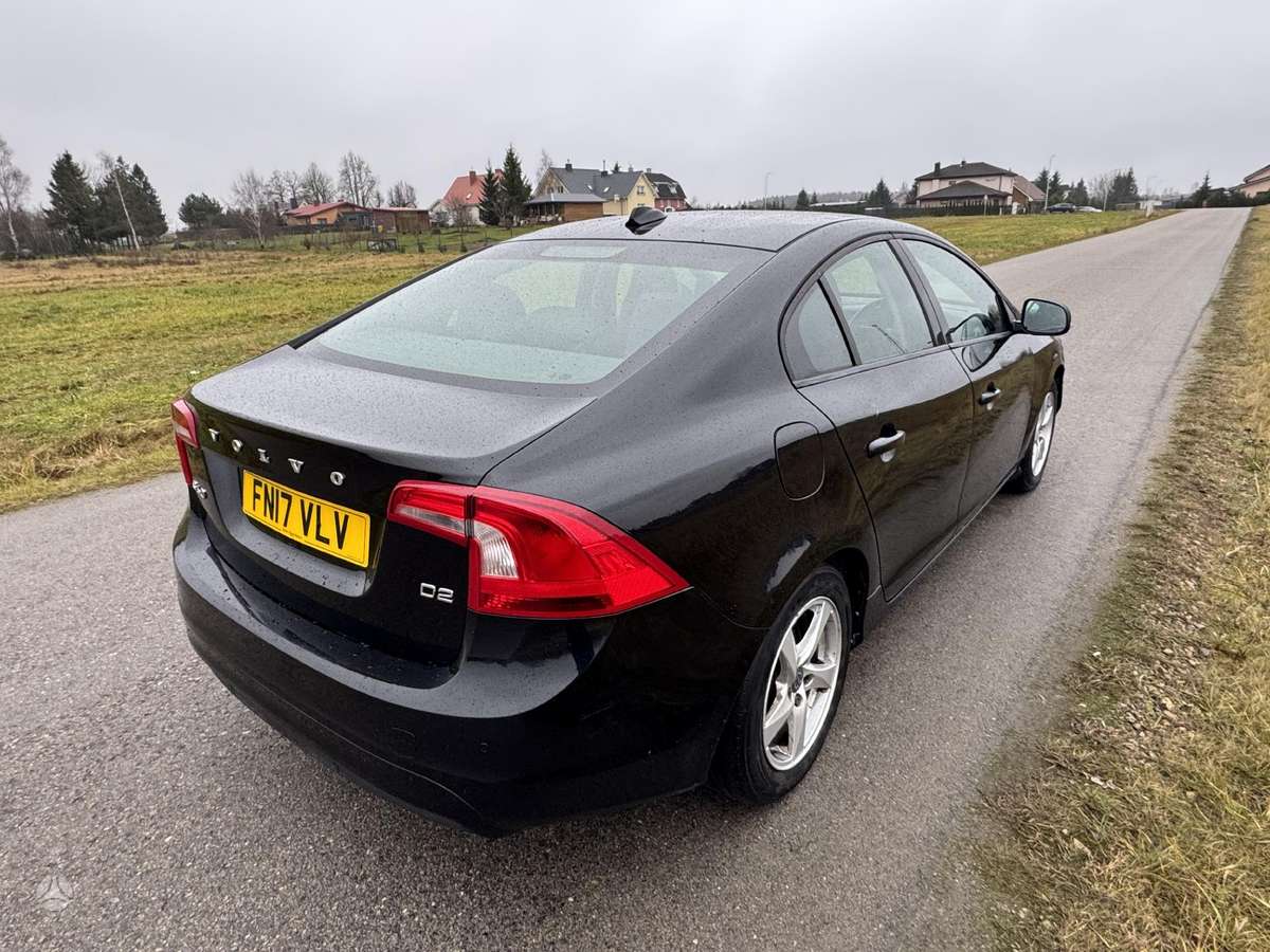 Volvo S60, Седан