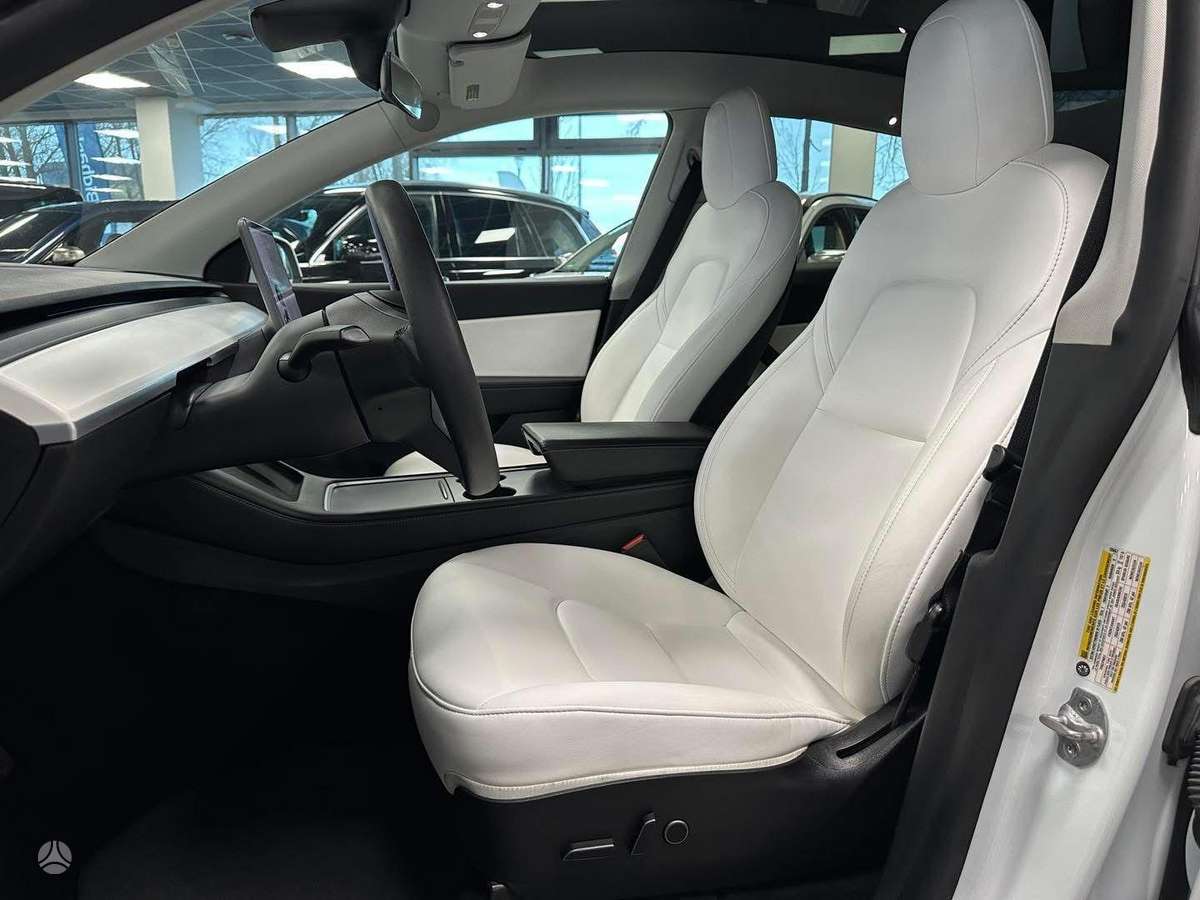 Tesla Model Y, 82 kWh, hatchback