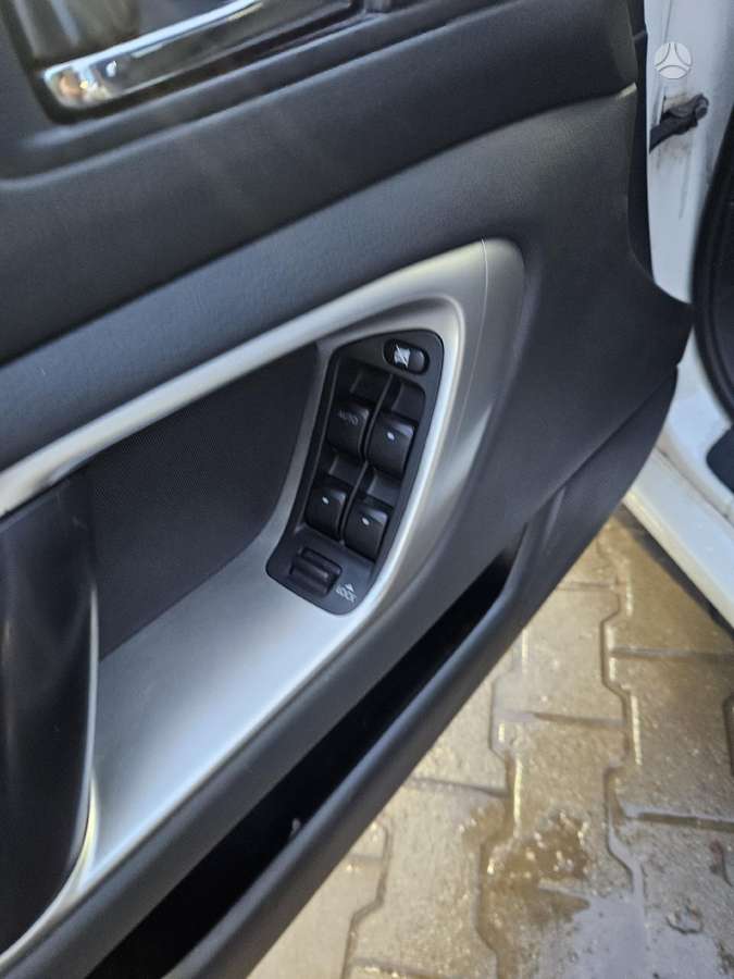 Subaru Legacy, 2.0 l., saloon / sedan