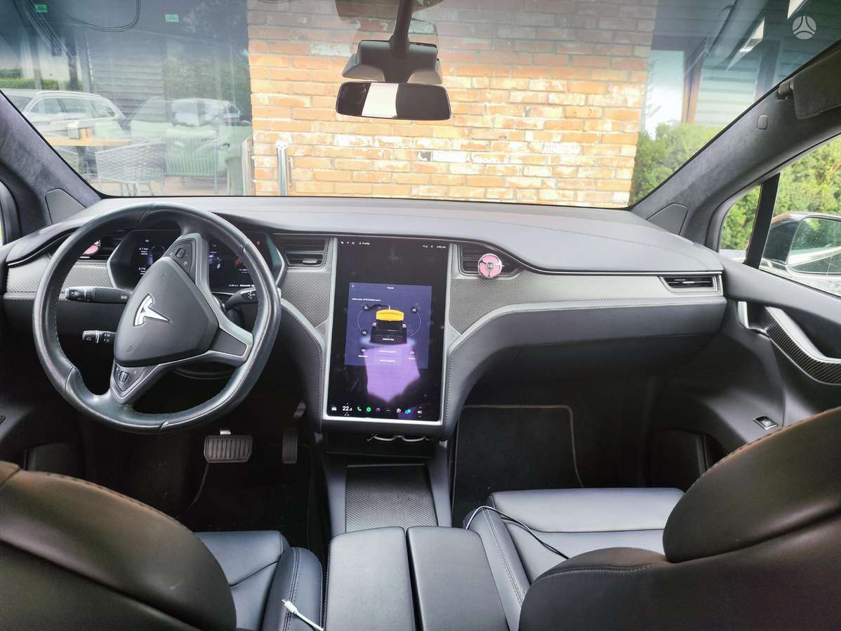 Tesla Model X - 10