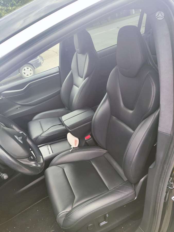 Tesla Model X - 11