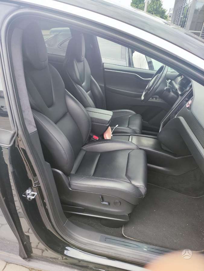 Tesla Model X - 12