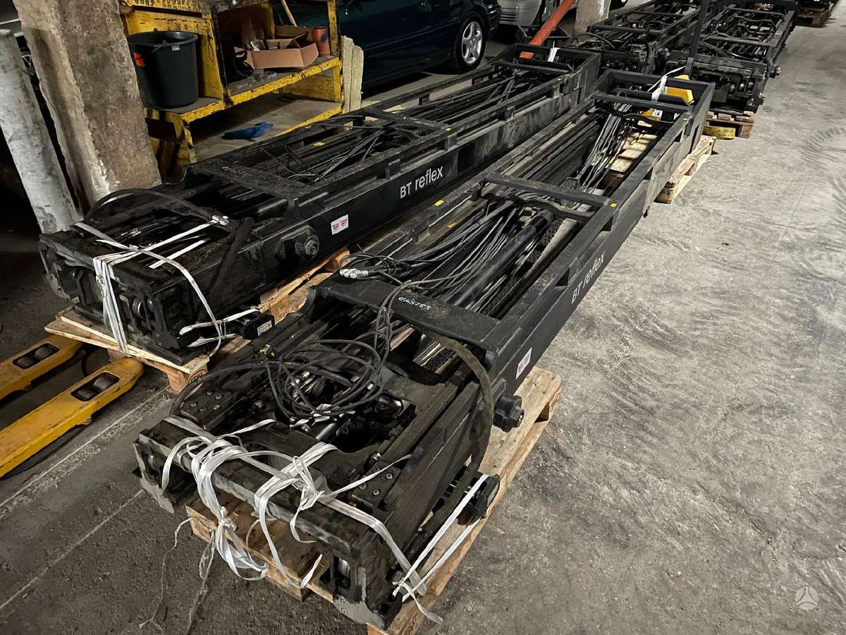 Toyota RRE200, forklifts