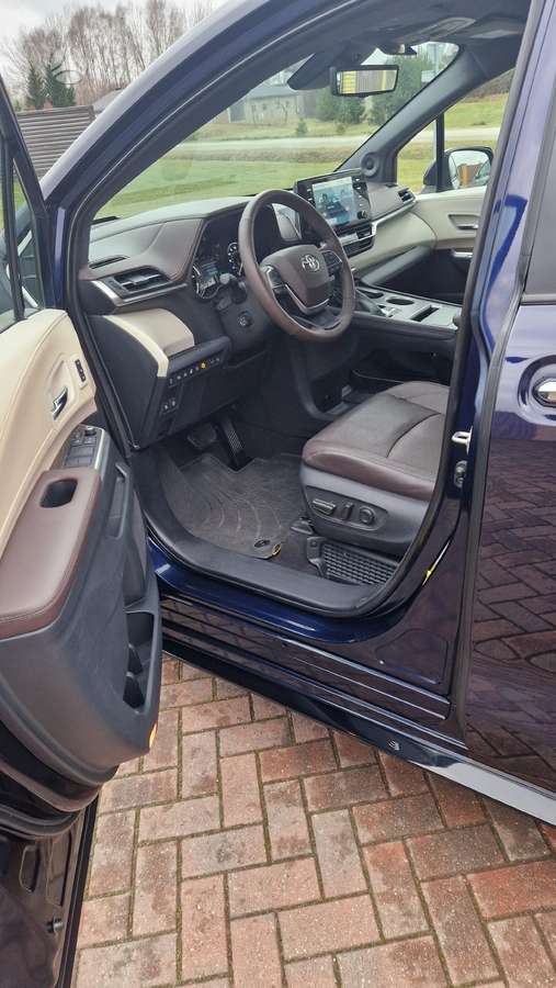 Toyota Sienna - 6