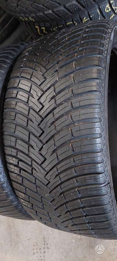 Pirelli, all-season 235/35 R19