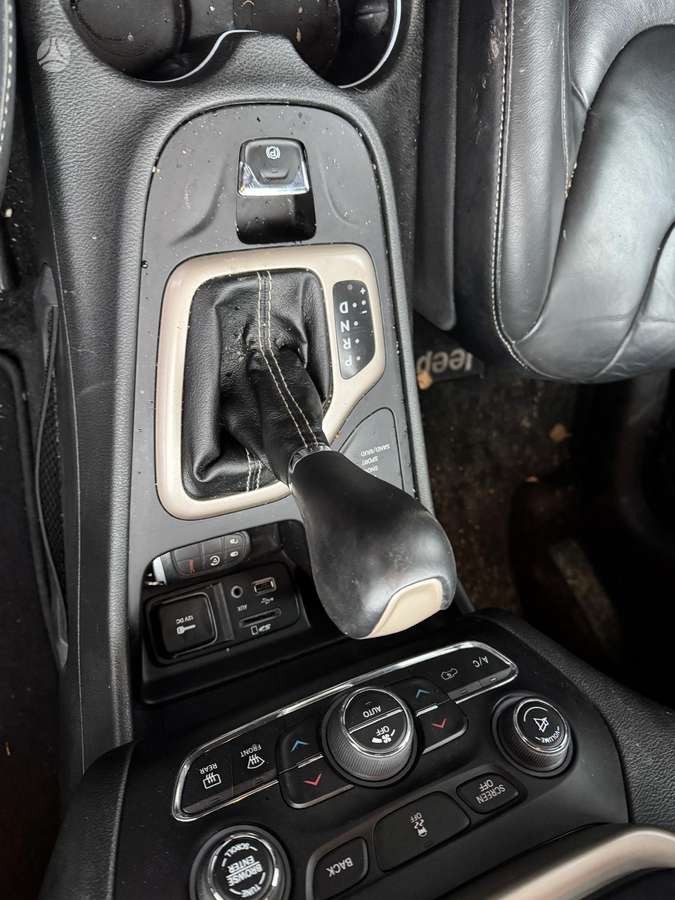 Jeep Cherokee Spalva pbu