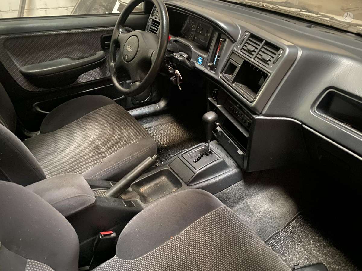 Ford Sierra, Седан