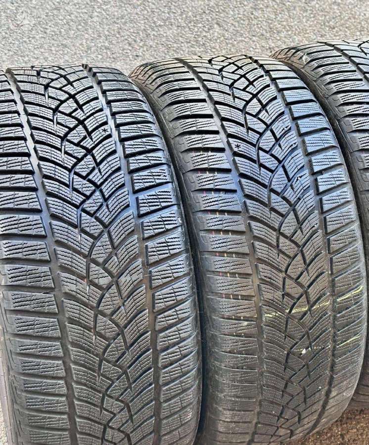 Goodyear ULTRA GRIP PERFORMANCE, winter 225/40 R18
