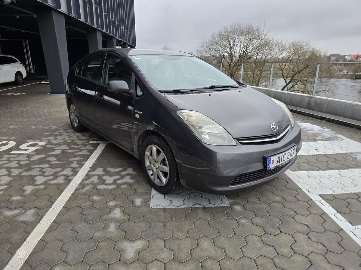 Toyota Prius, sedanas