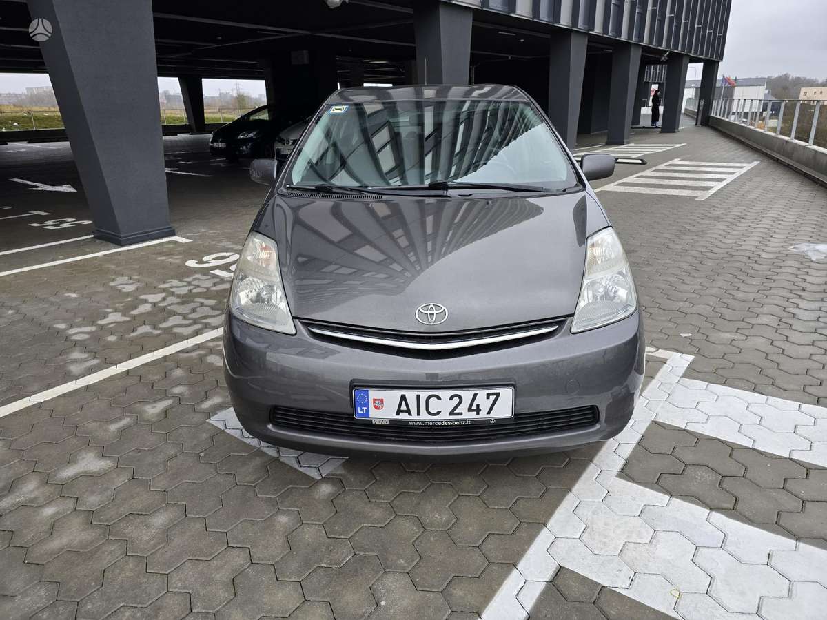 Toyota Prius, sedanas