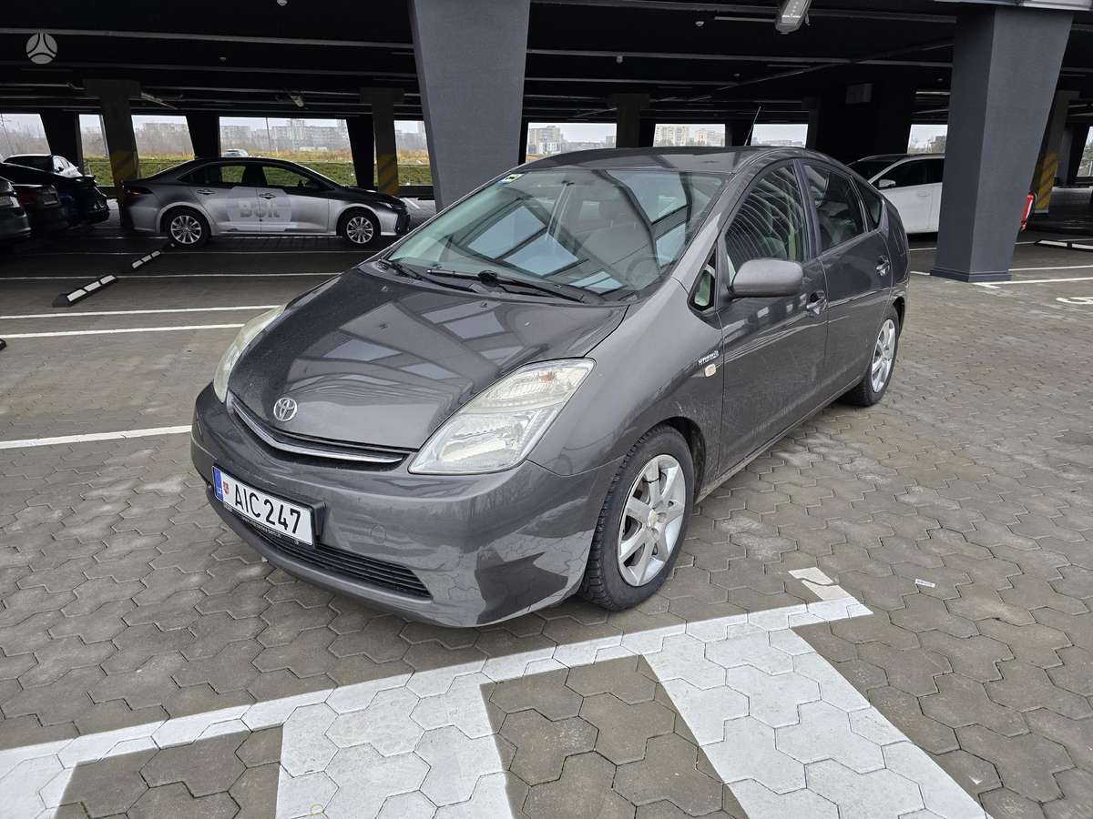 Toyota Prius, Седан