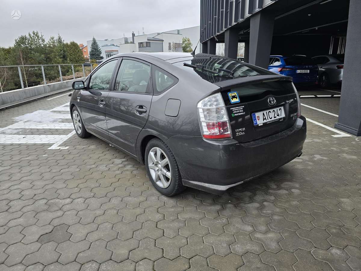 Toyota Prius, Седан