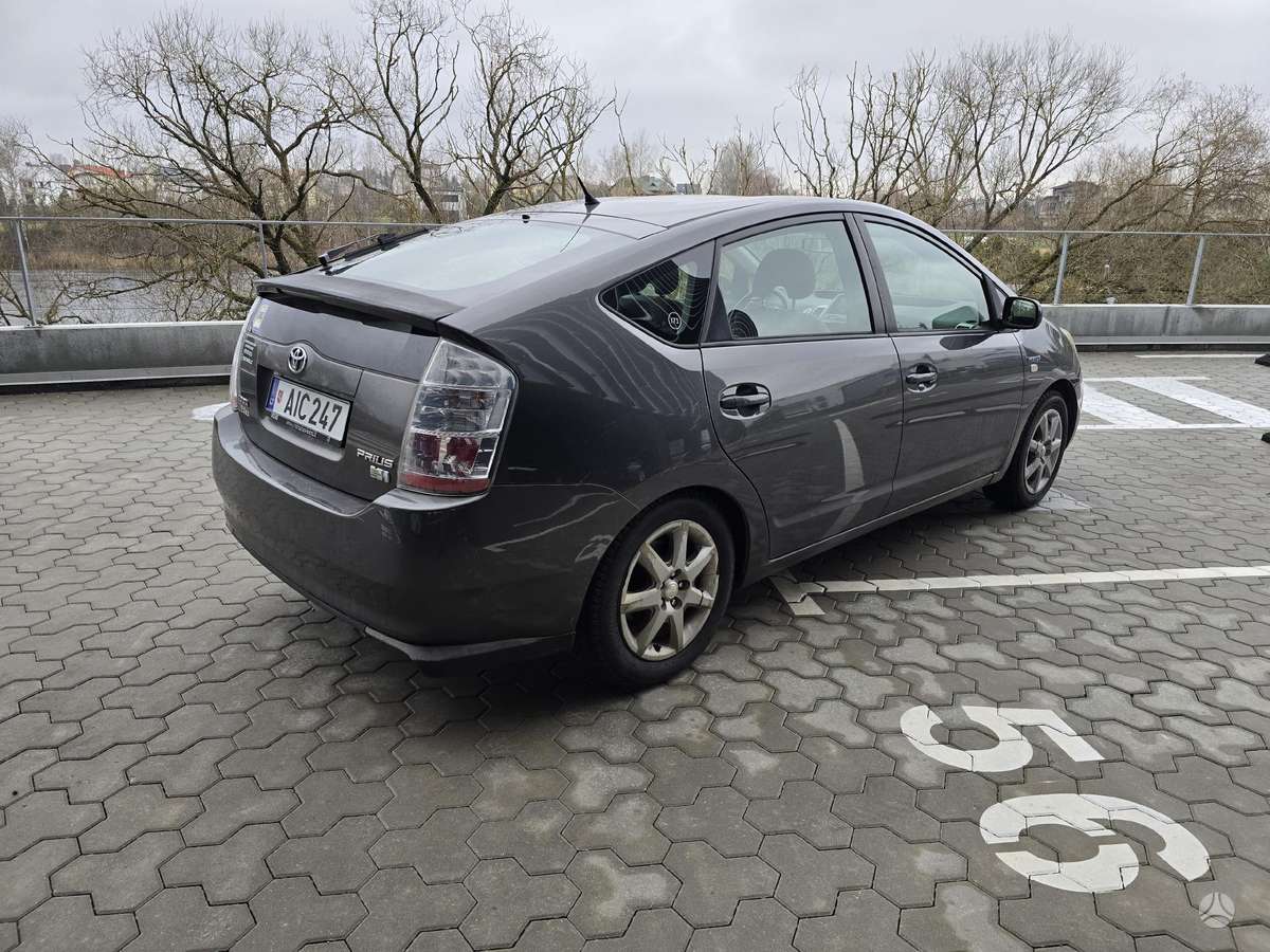 Toyota Prius, sedanas