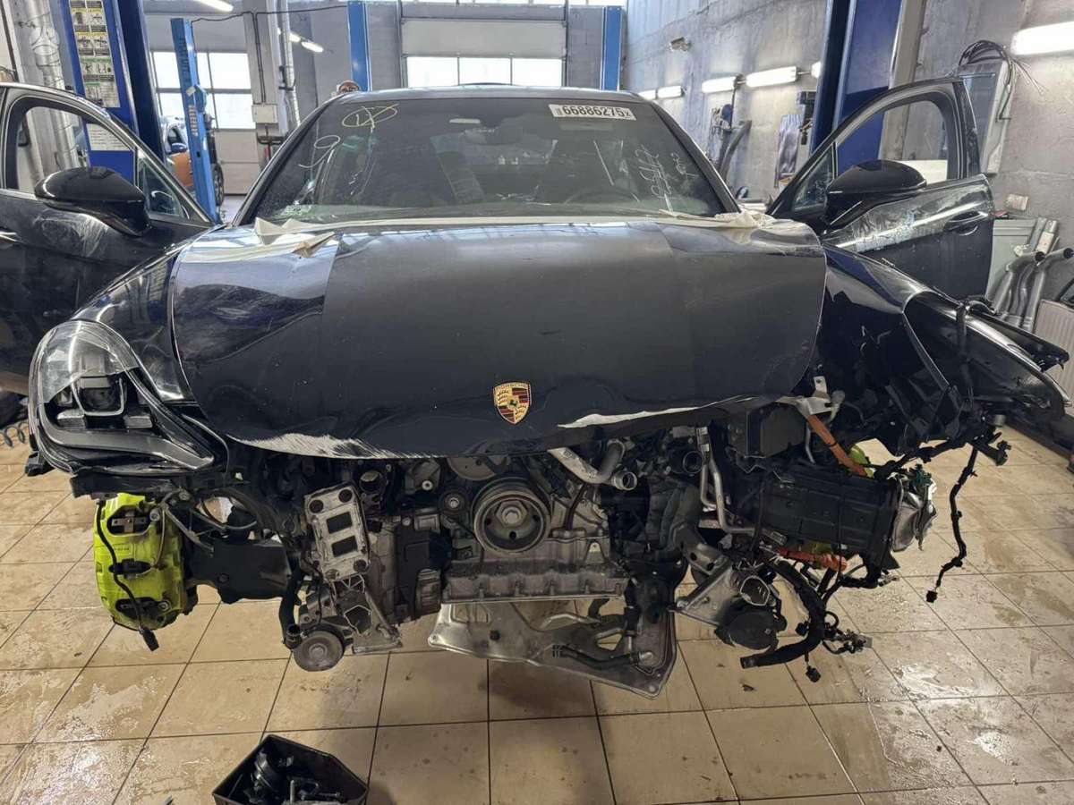 Porsche Panamera dalimis