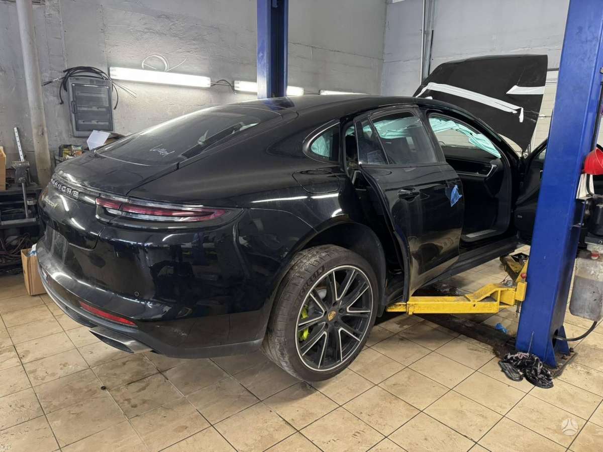 Porsche Panamera dalimis