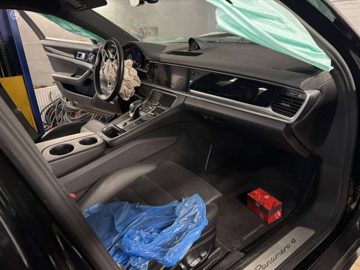Porsche Panamera dalimis