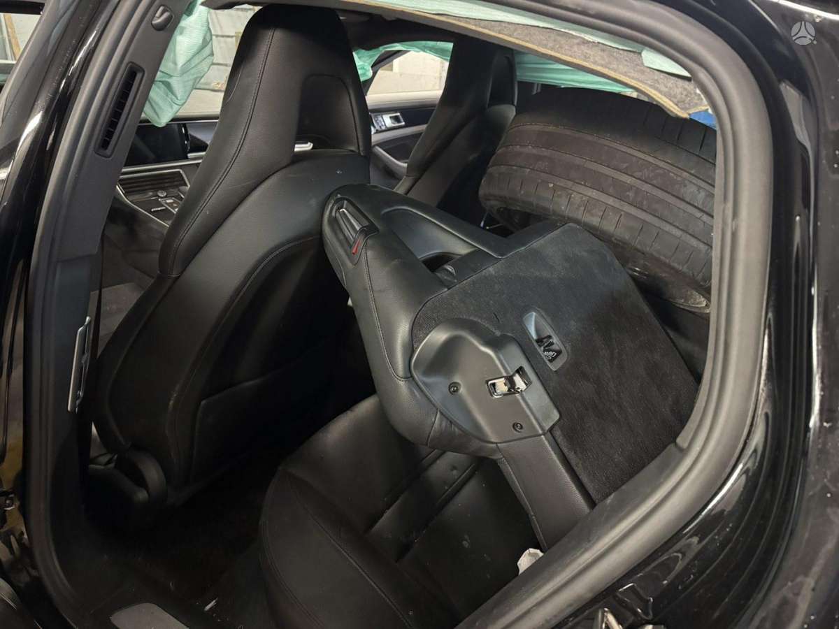 Porsche Panamera dalimis