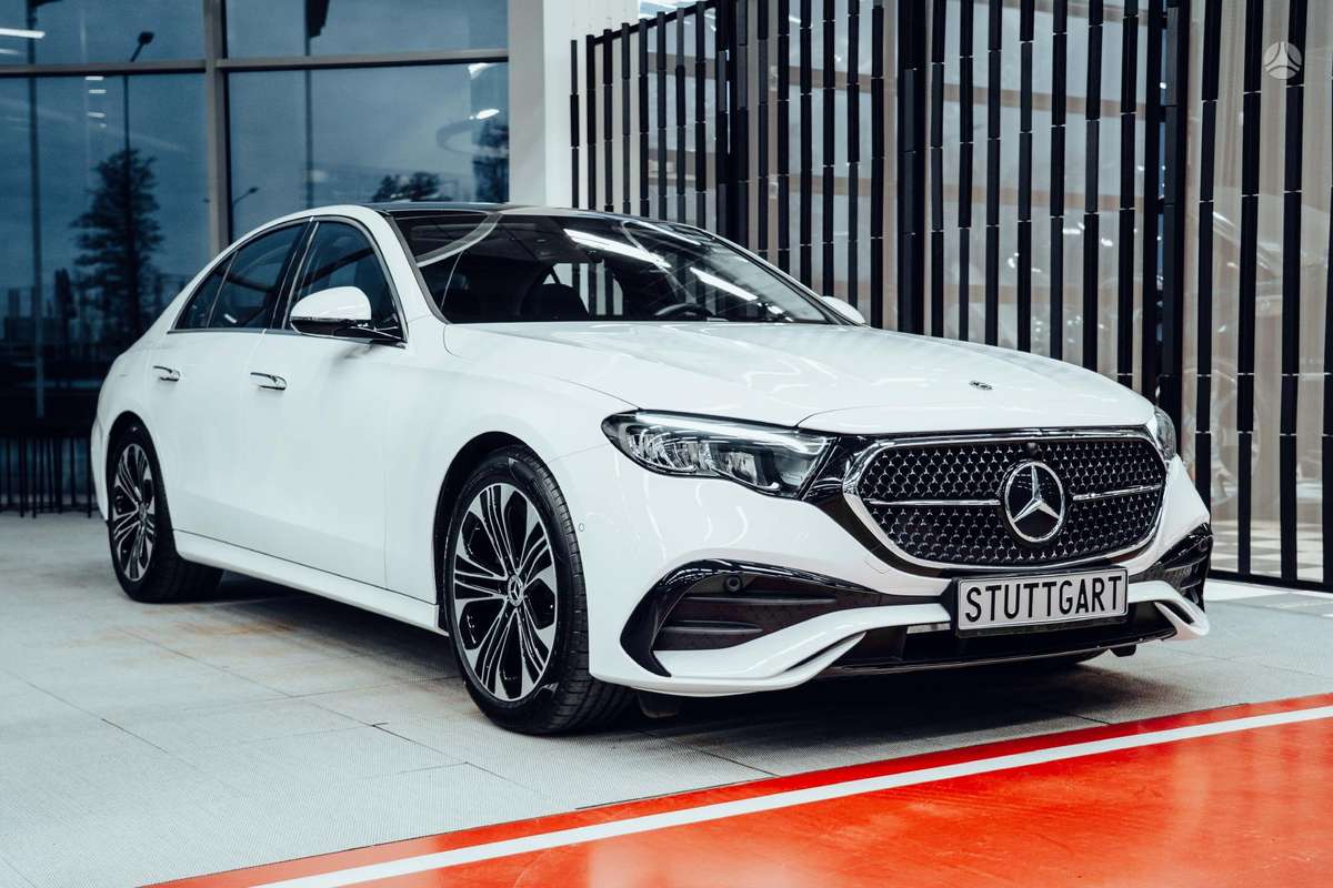 Mercedes-Benz E220, Седан