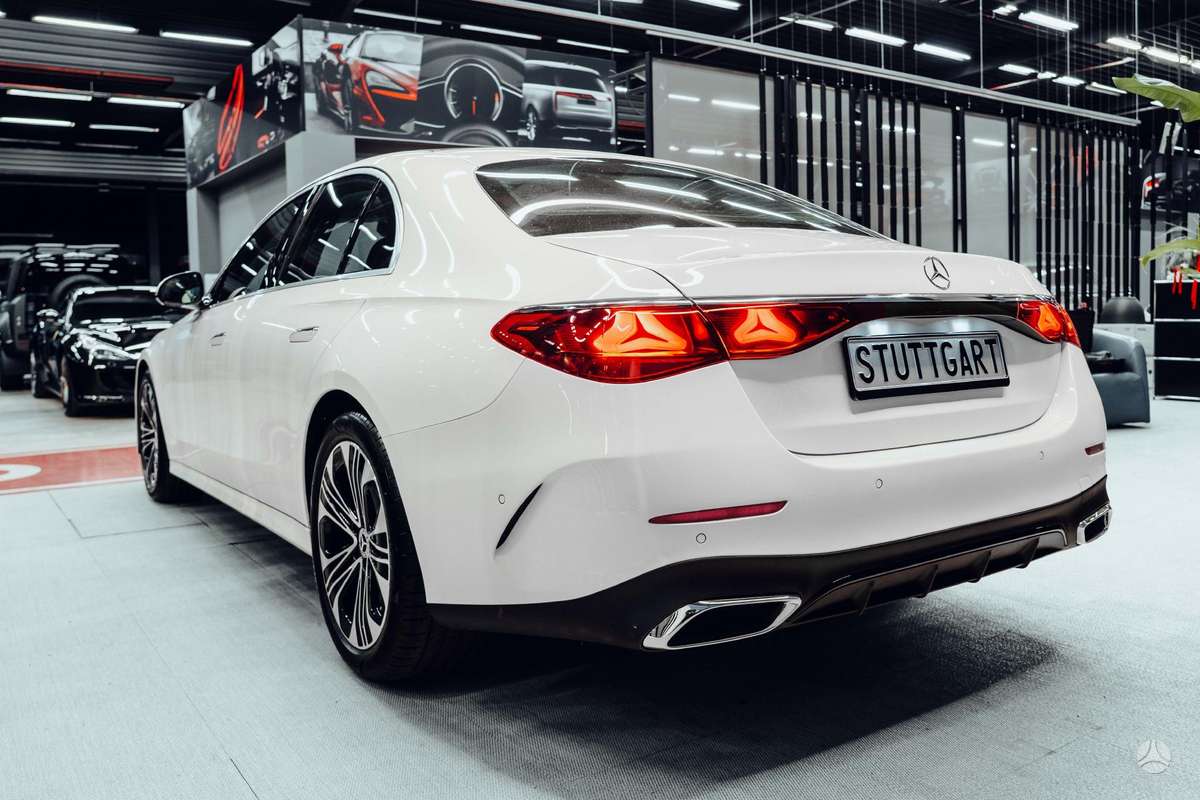 Mercedes-Benz E220, Седан