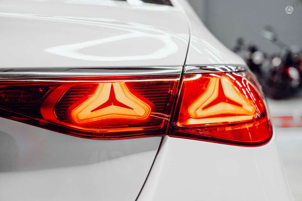 Mercedes-Benz E220, Седан