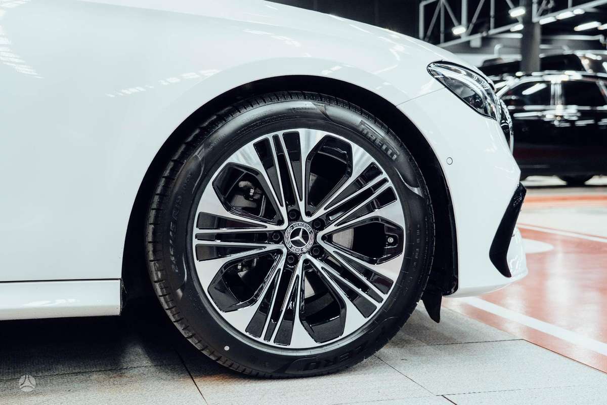 Mercedes-Benz E220, Седан