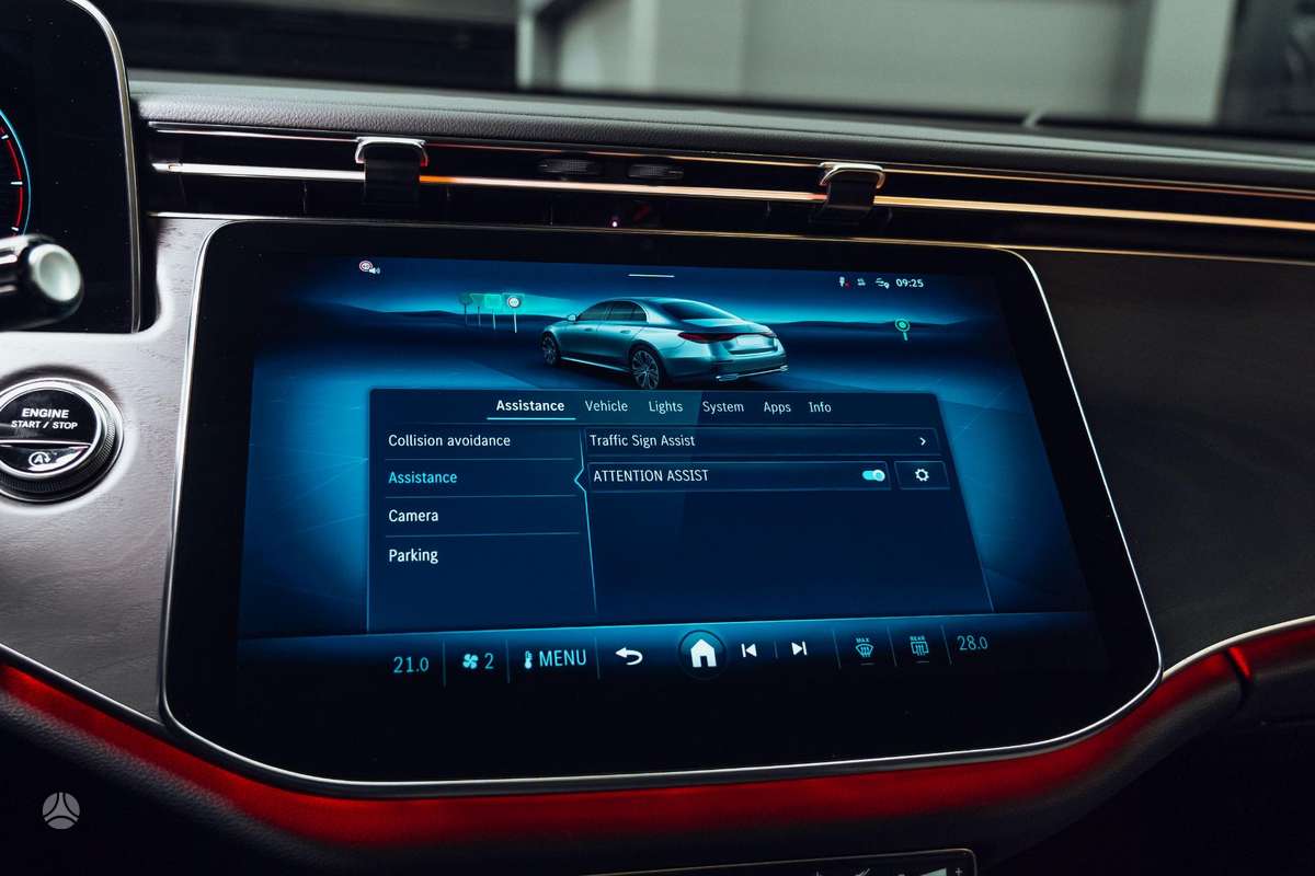 Mercedes-Benz E220, Седан