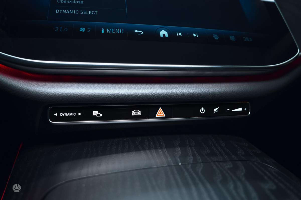Mercedes-Benz E220, Седан