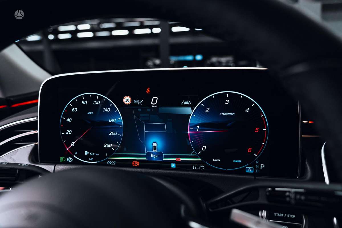 Mercedes-Benz E220, Седан