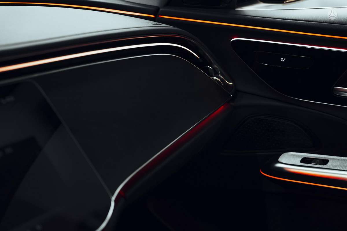 Mercedes-Benz E220, Седан