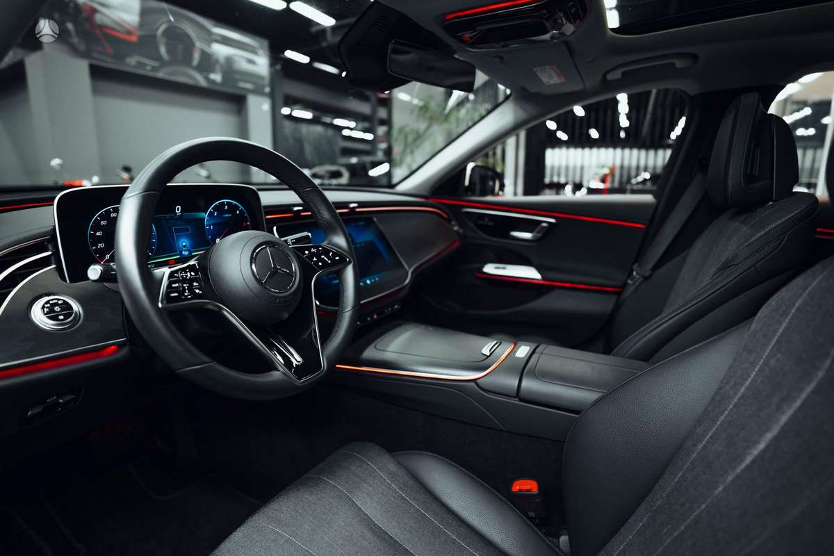 Mercedes-Benz E220, Седан